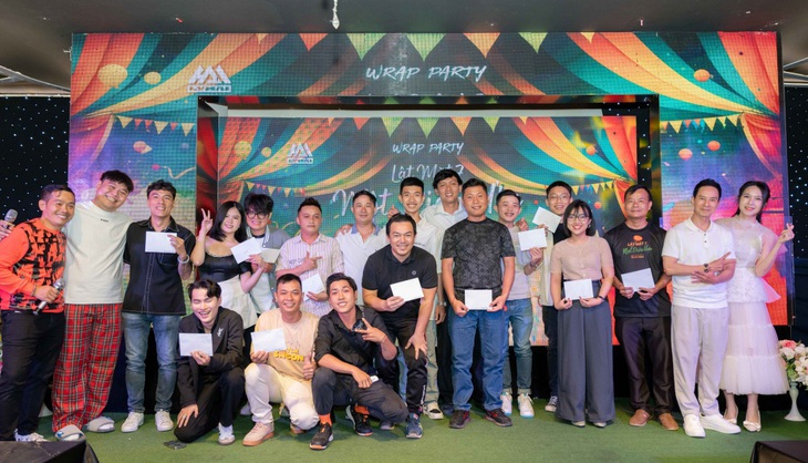 Đạo diễn Lý Hải móc hầu bao thưởng riêng cho nhiều thành viên ê kíp Lật mặt 7 để khích lệ tinh thần