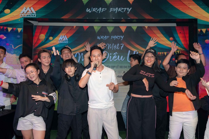 Lý Hải ngẫu hứng song ca cùng thành viên trong đoàn phim