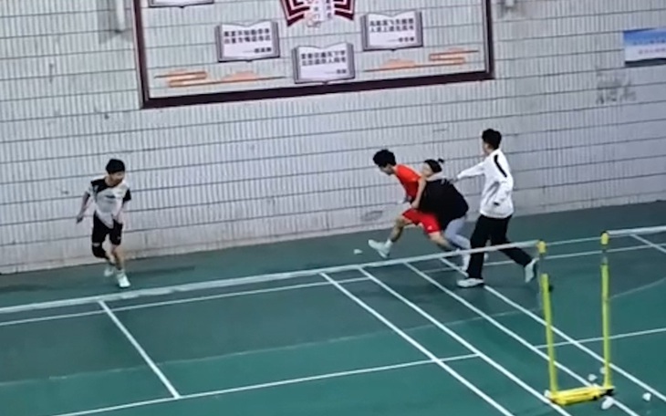 Chàng trai nổi quạu khi chơi cầu lông thua