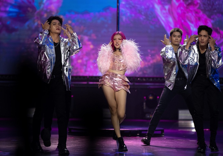 Trang Pháp hóa “sexy lady” trên sân khấu công diễn 5 “Chị đẹp đạp gió rẽ sóng”