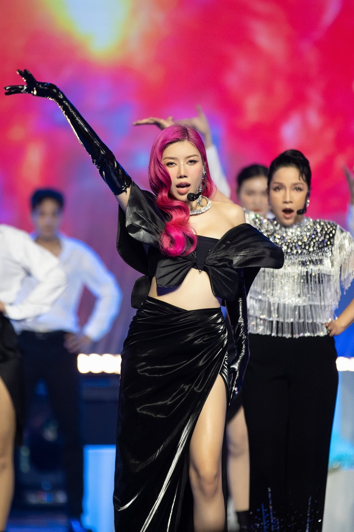 Tuy nhẹ và mỏng hơn nhưng Trang Pháp không hề bị lấn át bởi   chất giọng và kỹ thuật “khủng” của tiền bối.