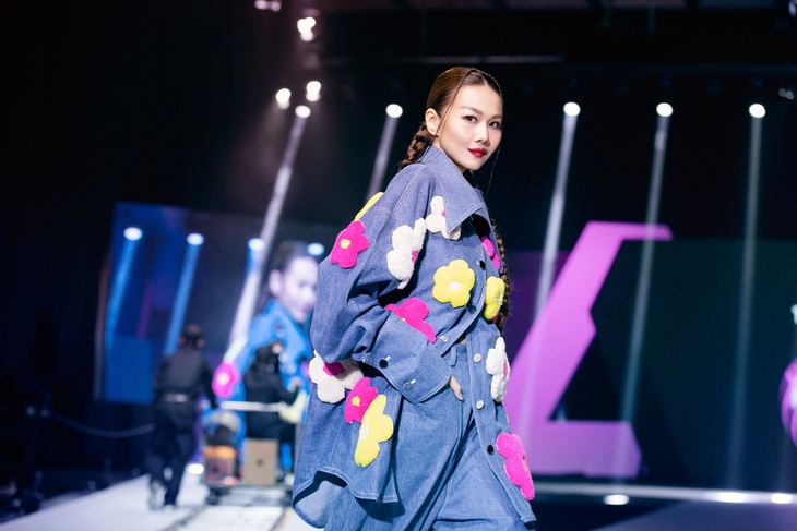 Thanh Hằng bị sốt vẫn thần thái khi catwalk