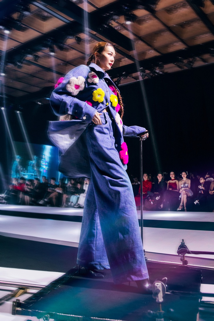 Sân khấu được bố trí thanh trượt Dolly, first face mẫu nhí Celine và vedette Thanh Hằng lẫn các người mẫu đã có màn trình diễn rất ấn tượng.