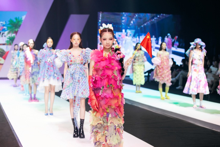 Ngoài phần trình diễn của những người đẹp trên, còn có các mẫu nhí trong vai các mỹ nhân đến từ các quốc gia khác.