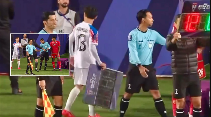 Jaroensak Wonggorn phải cầm bảng thông báo khi sắp vào sân - Ảnh: THAIRATH