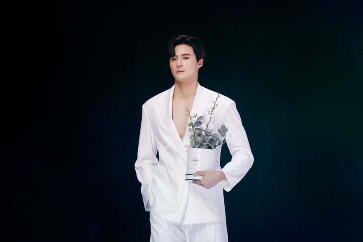 Đặc biệt, hoa khôi còn xuất hiện cùng Nam vương Toàn cầu 2017 Lee Seung Hwan.