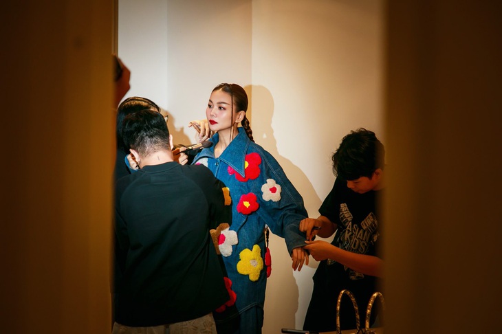 Thanh Hằng cho biết hôm qua cô bị cảm sốt, nhưng do đã nhận lời đạo diễn Hưng Phúc và nhà thiết kế Hà Nhật Tiến từ khá lâu, nên cô cố gắng có mặt từ sớm để thử đồ. 