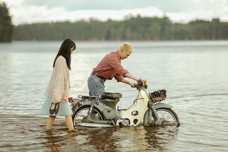 Cảnh phim lãng mạn của Anh Tú và Diệu Nhi trong Gặp lại chị bầu