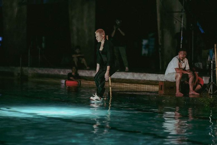 Ở phân cảnh khác dưới nước, Anh Tú phải đeo tạ chìm dưới đáy hồ bơi diễn