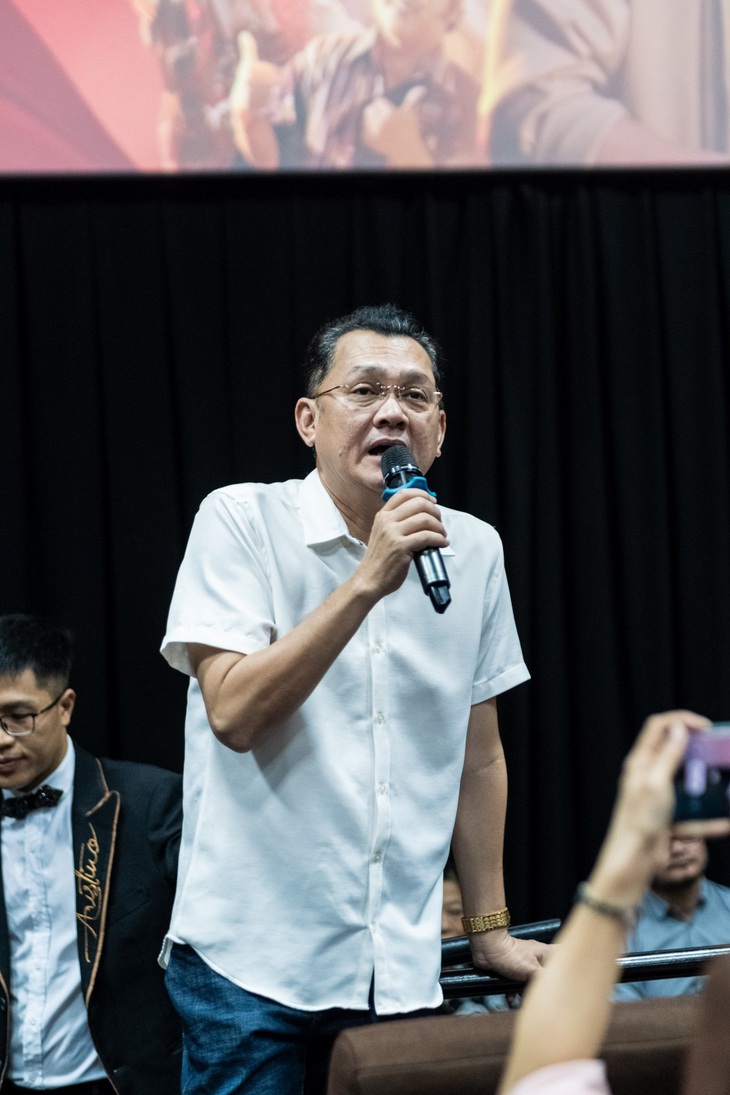 NSƯT Hữu Châu tiết lộ lần đầu làm việc với đạo diễn Hoàng Tuấn Cường nhưng khi nghe phim đề tài cải lương nên nhận lời ngay. "Nhờ phim Sáng đèn mà có một số thứ trong ký ức của tôi được tái hiện, đặc biệt là những phân cảnh hát sân bãi. Vì nhớ lắm nên ở hậu trường tôi đã khóc mà không cho tụi nhỏ biết”.