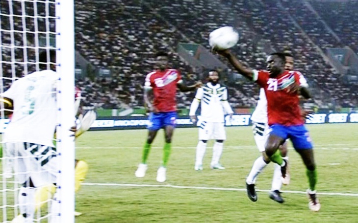 Tình huống VAR ‘lật kèo’ phạt đền vô tiền khoáng hậu ở Bundesliga- Ảnh 4.