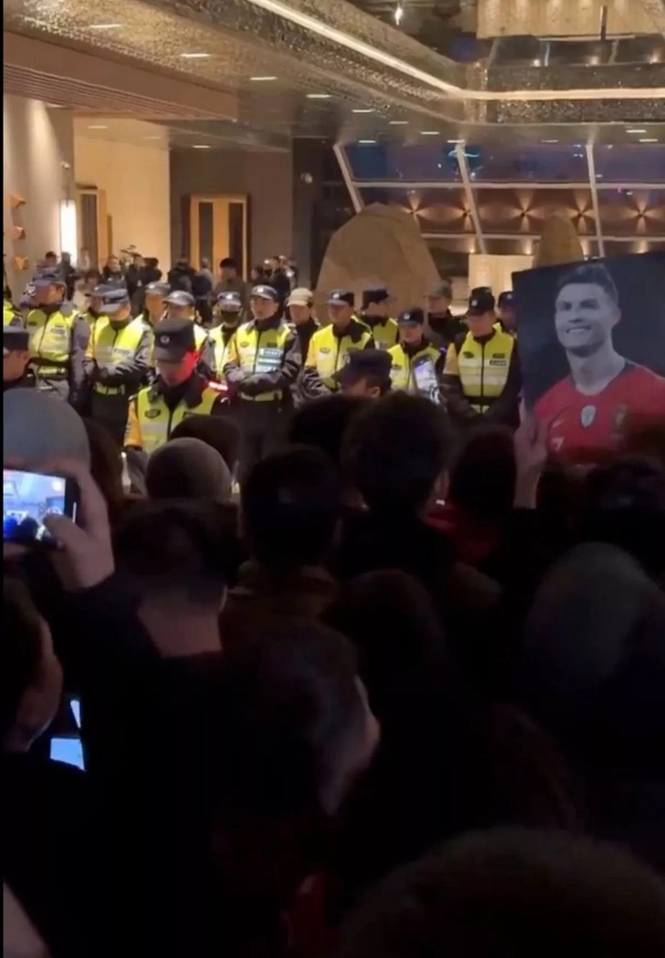Khung cảnh fan hô vang tên Ronaldo ngoài khách sạn - Ảnh: GOATTWORLD