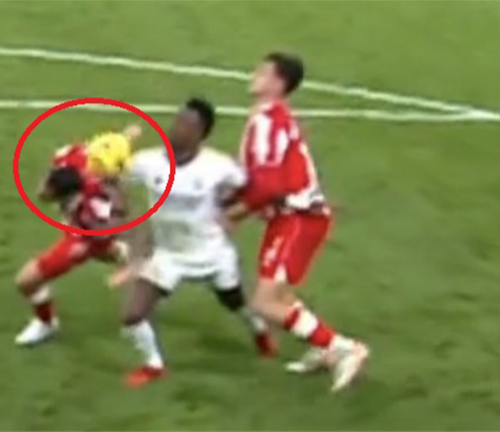 Hành động gây tranh cãi của Vinicius - Ảnh: EURO ES