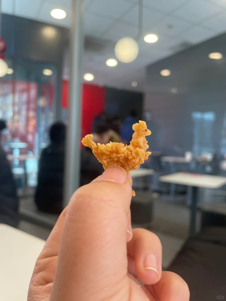 Gà rán nguyên con thơm ngon mời bạn ăn.