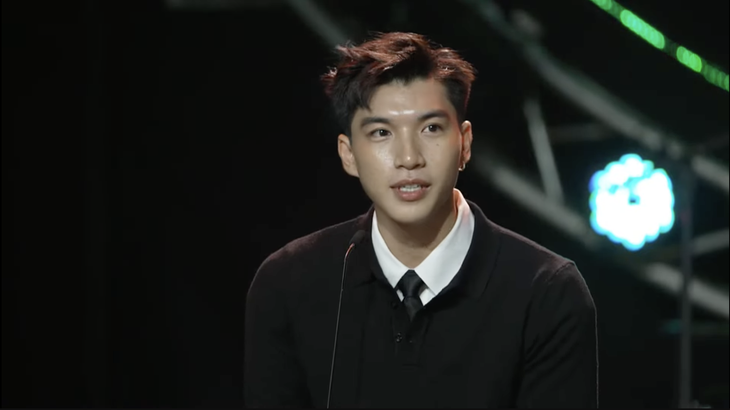 Hieuthuhai cũng bày tỏ tình cảm với Đen Vâu và tự nhận là fan của nam rapper 