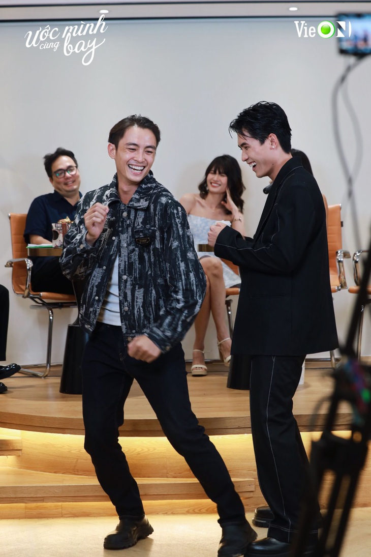 Trịnh Thảo lại trở thành “nữ phụ” trước loạt tương tác ăn ý của Võ Điền Gia Huy và Lãnh Thanh trong buổi livestream.