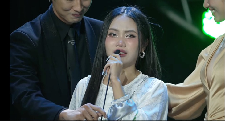 Phương Mỹ Chi nức nở khi nhận 