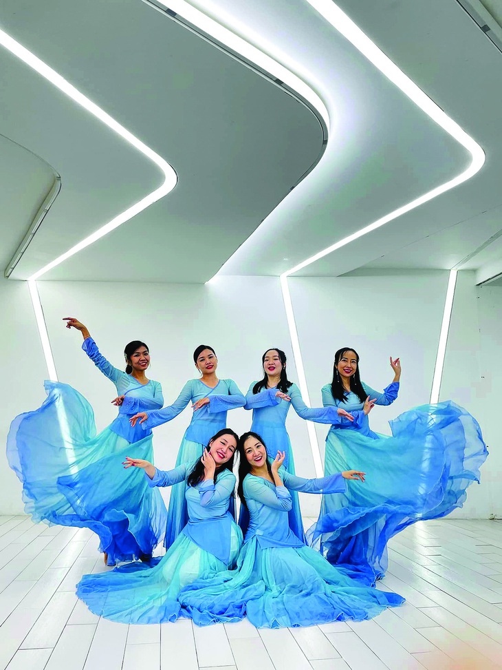 Những học viên học múa do chị Thùy Linh hướng dẫn. Ảnh: NVCC