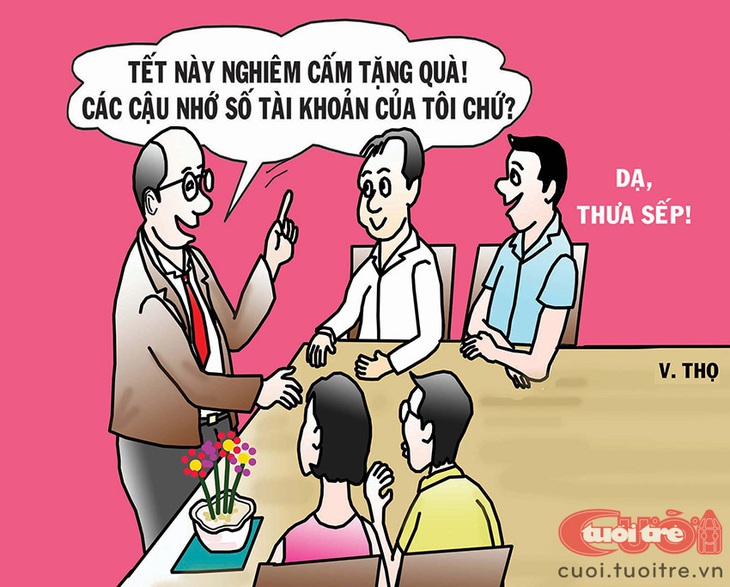 Cấp dưới khấp khởi mừng vì sếp chê quà Tết - Tranh: Trần Văn Thọ 