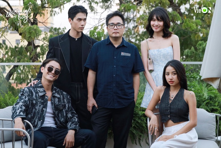 Đạo diễn Phan Đăng Di cùng Á hậu Thùy Dung, Trịnh Thảo, Lãnh Thanh và Võ Điền Gia Huy