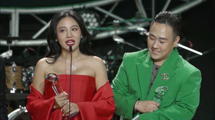 Trung Quân cùng Văn Mai Hương liên tiếp nhận giải cho ca khúc Mưa tháng sáu