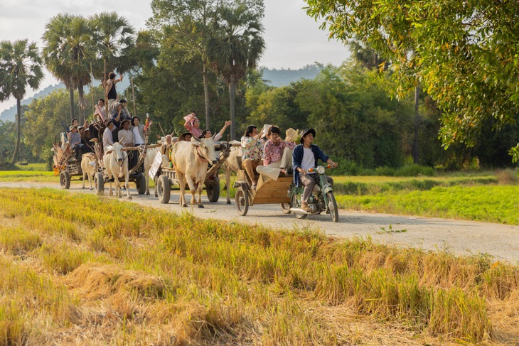 Bối cảnh miền quê yên bình trù phú hiện ra nên thơ trong Sáng đèn
