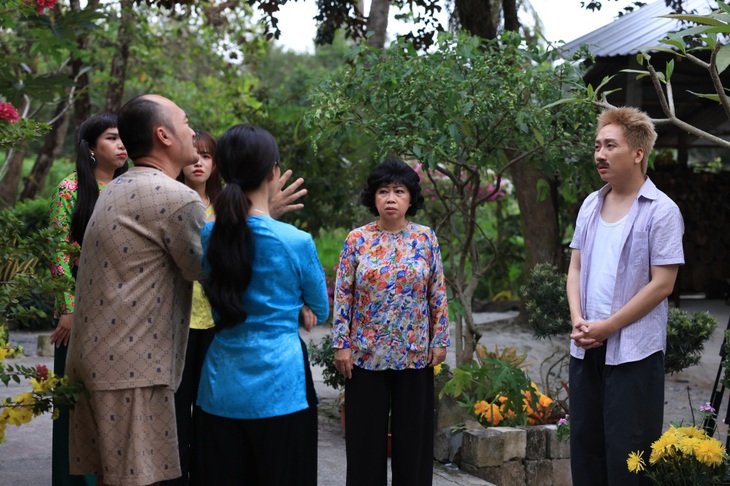 Cận kề ngày Tết, gia đình nháo nhào đi tìm cây mai "quý"