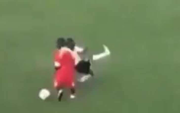 Cầu thủ nhí qua người như Zidane