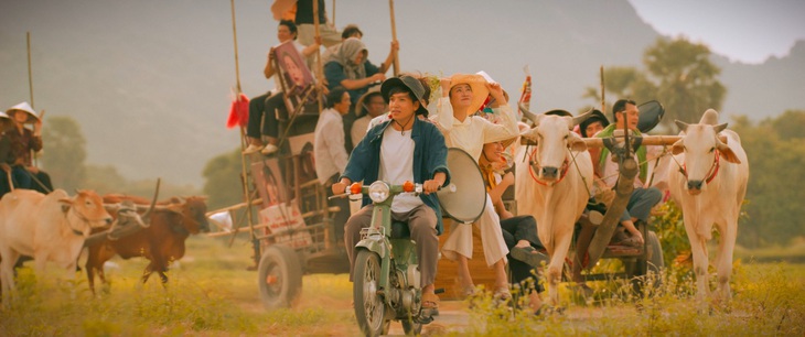 Gánh hát Viễn Phương với những biểu cảm tươi vui khi lưu diễn