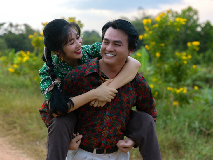 Song ở cảnh cuối trailer, Vũ Lâm hạnh phúc rạng ngời bên cô đào hát Kim Yến