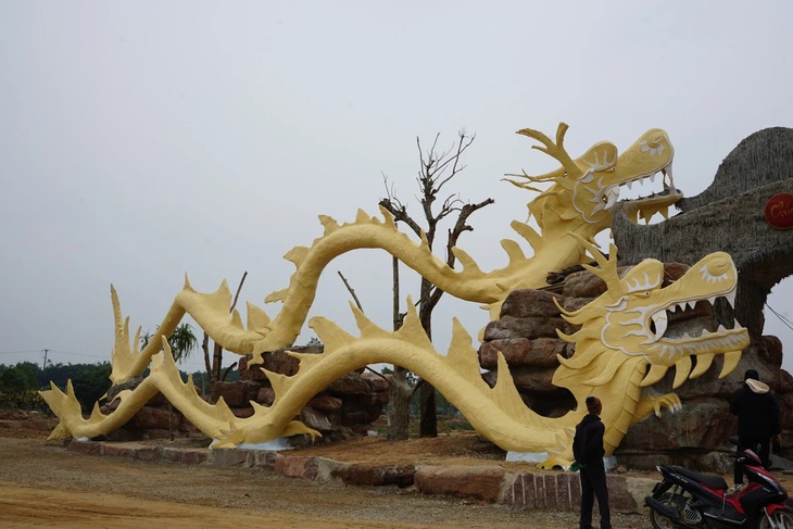 Linh vật rồng ở Thanh Hóa dài như... con giun. Một cư dân mạng bình luận: "Tôi nhìn ra chiếc bánh gừng ở quê mình". 