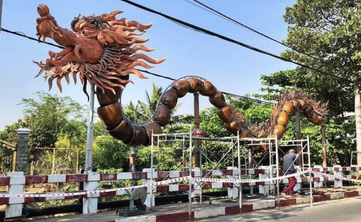 Một con rồng được tạo hình từ những chiếc lu gốm đậm chất 