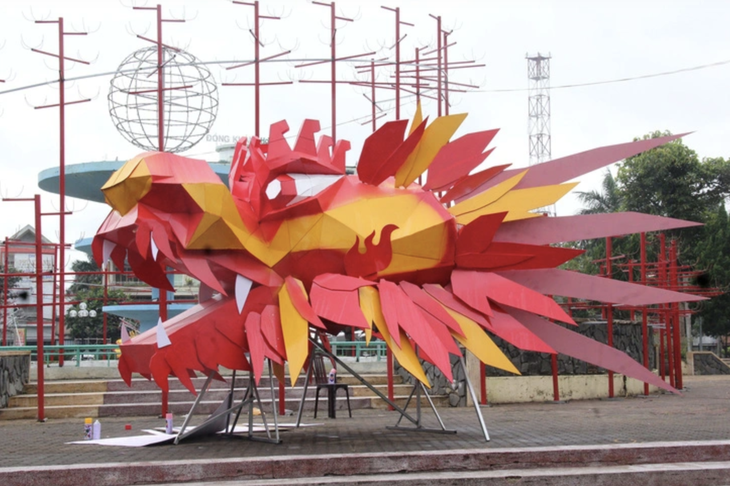 Phần đầu của linh vật rồng ở Quảng Ngãi được... khen ít chê nhiều. Người thì nói giống đầu lân, người thì thắc mắc "sao như cá vàng?!" (Ảnh: TRẦN MAI) 
