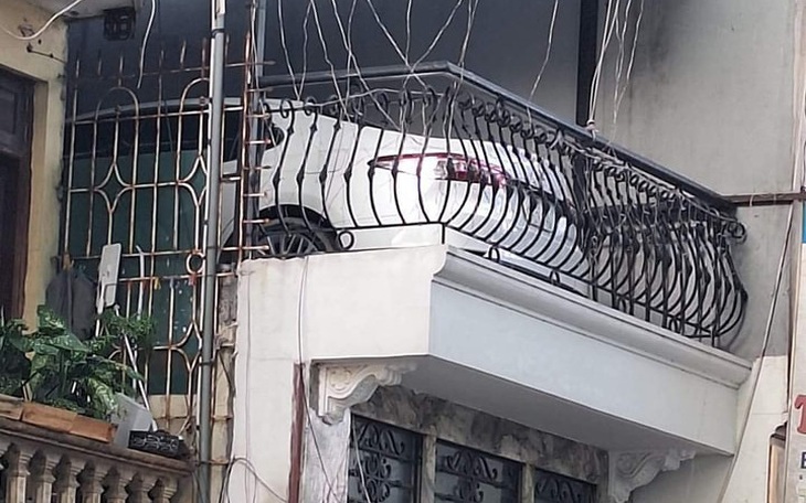 Ảnh vui 27-1: Làm cách nào để chiếc ô tô "leo tầng"?