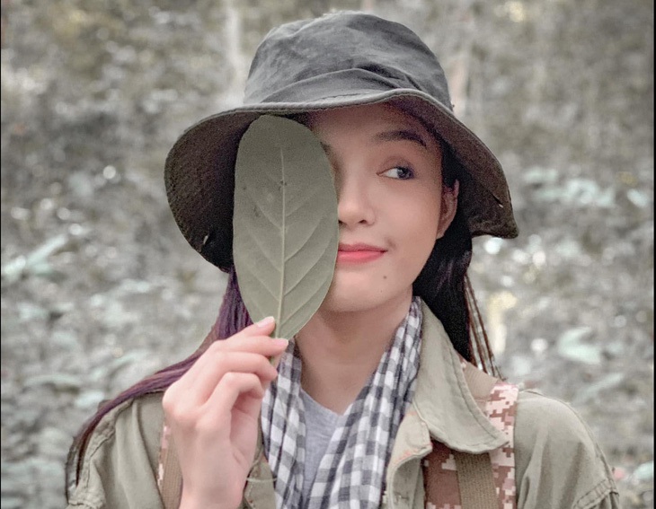 Tạo hình trong veo của ngôi sao Gia đình phép thuật với "Màu cát"