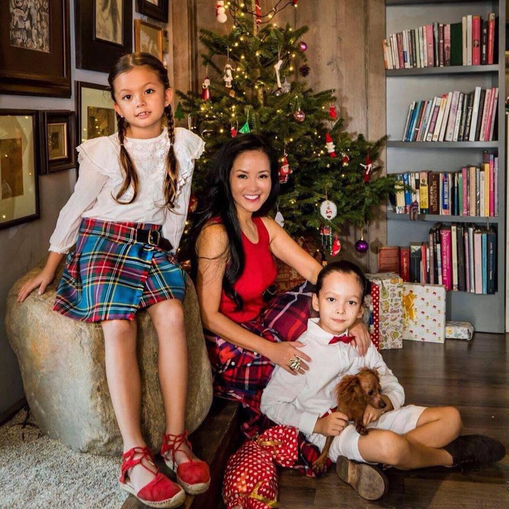 Ở thời điểm hiện tại Hồng Nhung là mẹ đơn thân một mình nuôi 2 con.