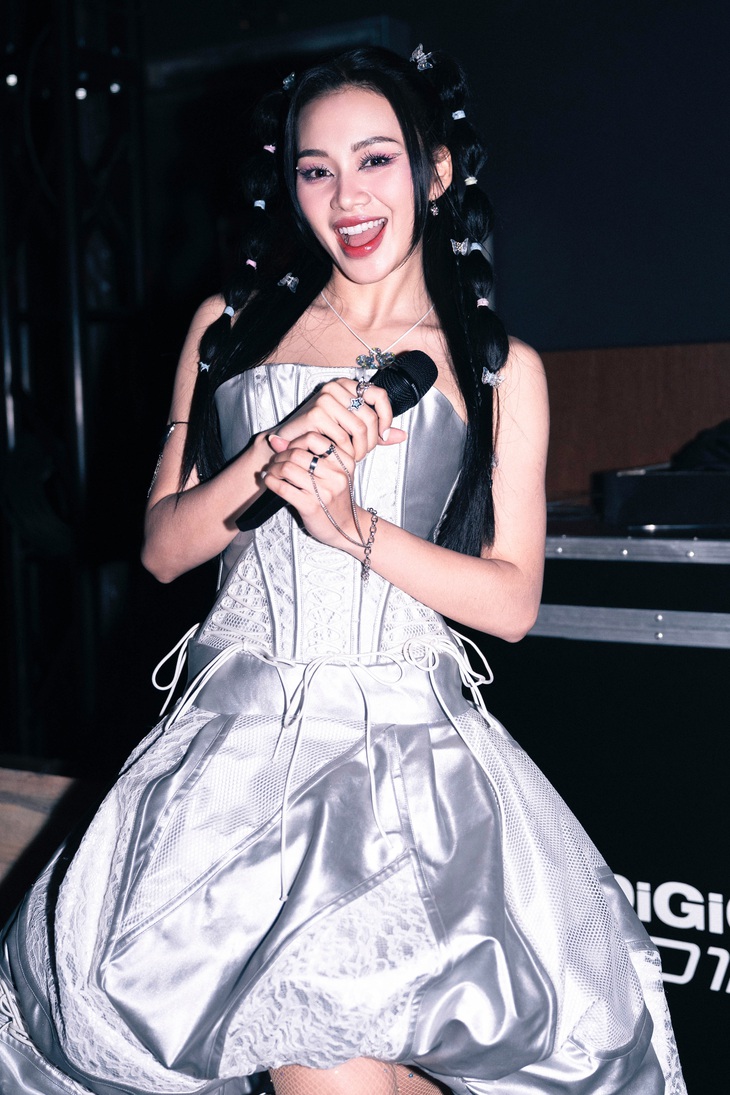 Giana khoe kỹ năng vừa hát vừa nhảy với vũ đạo “khó nhằn” trên sân khấu VTV Awards 2023