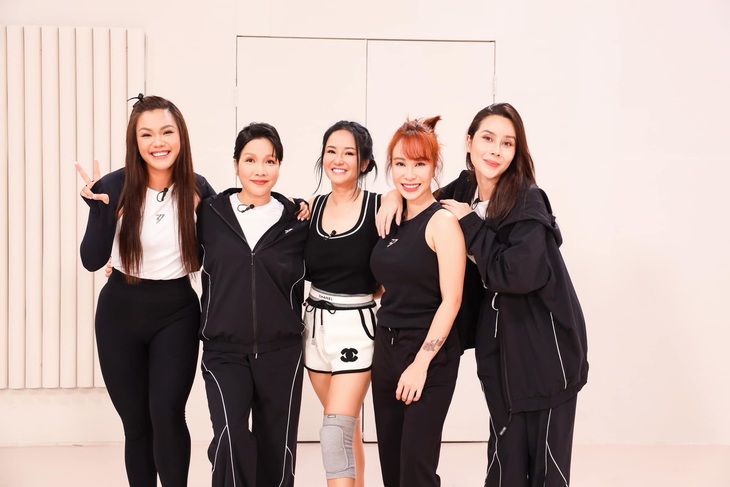 Mỹ Linh cùng các đồng đội trong team 'Hương ngọc lan' trước vòng Công diễn 4 Chị đẹp đạp gió rẽ sóng