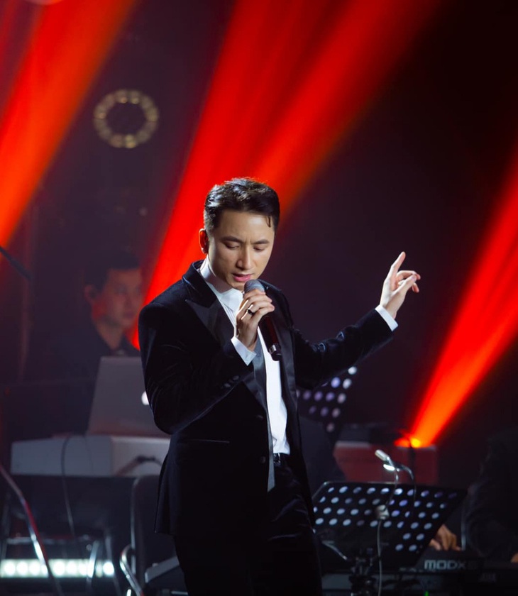 Lối dẫn chuyện dí dỏm không đụng hàng của Phan Mạnh Quỳnh khiến người yêu nhạc phấn khích