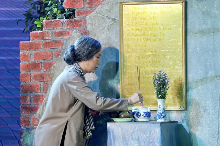 NSND Trịnh Kim Chi vào vai Má 7 - một người mẹ Việt Nam anh hùng sẵn sàng hy sinh tất cả để bảo vệ tự do, độc lập