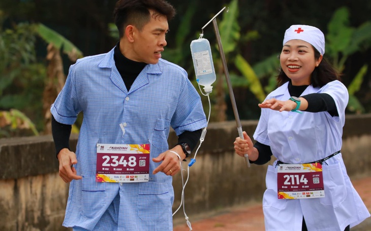Ảnh vui 30-1: Anh trai mê marathon khiến y tá đuổi theo 