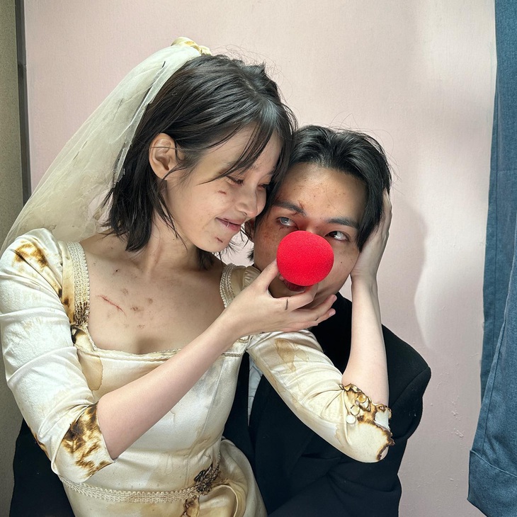 Dù trang phục ố màu, nhàu nát và gương mặt chằng chịt những vết bầm tím, sẹo nhưng V và IU đều vui vẻ, tương tác cực ăn ý