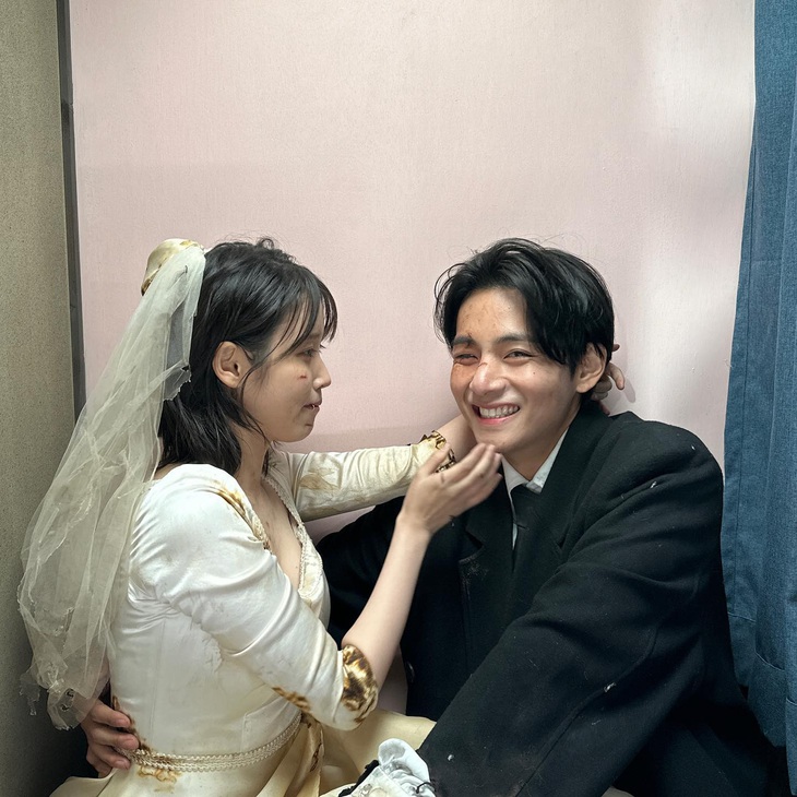 Cư dân mạng khắp nơi dành lời khen ngợi cho nhan sắc đỉnh cao của hai thần tượng xứ Hàn. Đồng thời, mong đợi họ sẽ có nhiều màn kết hợp trong tương lai