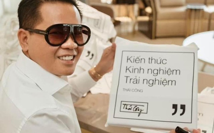 Chiếc túi tò-te thị phi của cựu ảo thuật gia