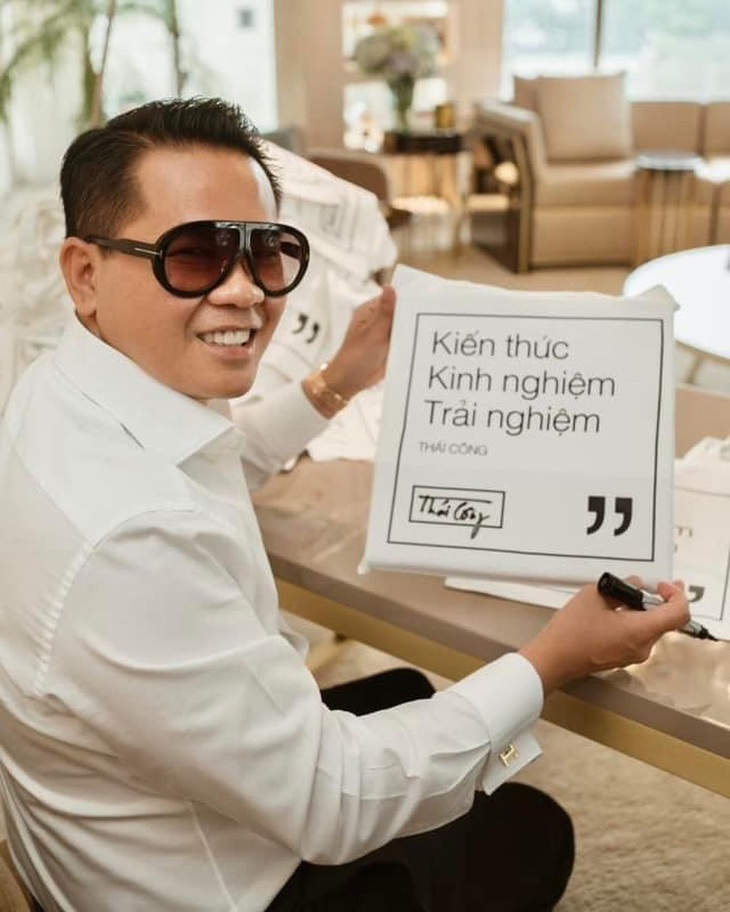 Chiếc túi "Kiến thức, Kinh nghiệm và Trải nghiệm" thành "hàng hot" trên mạng xã hội. (Ảnh: IGNV)