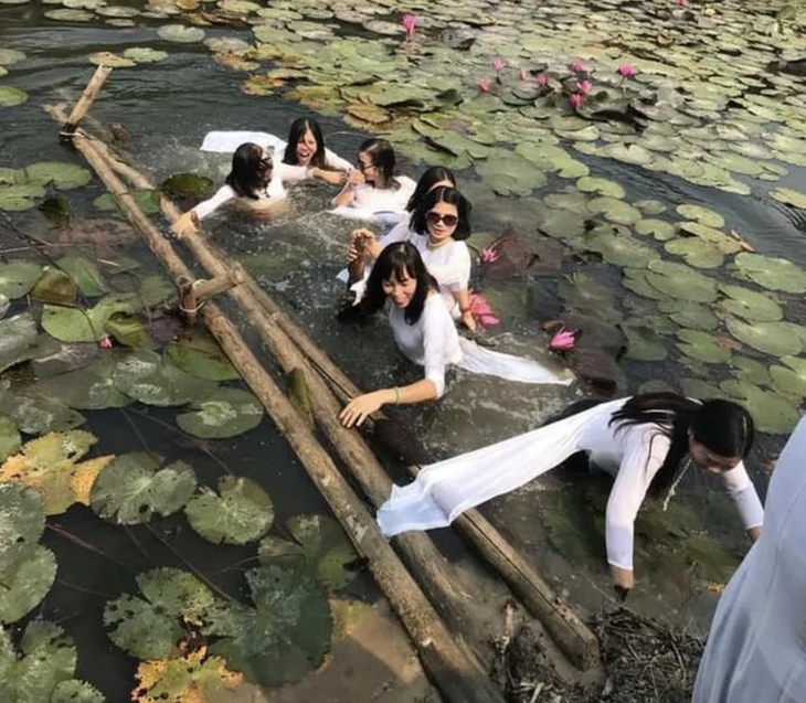 Kiểm tra lại đủ người chưa rồi lên bờ nhé. 