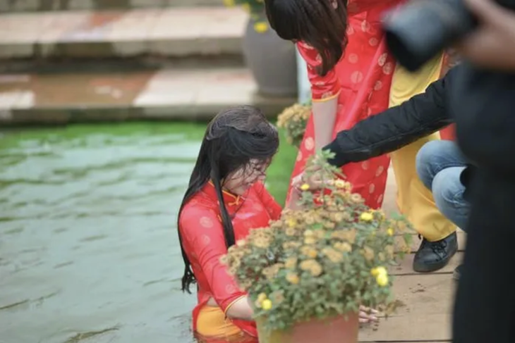 Nắm tay nhau thật chặt, giữ tay nhau thật lâu. 