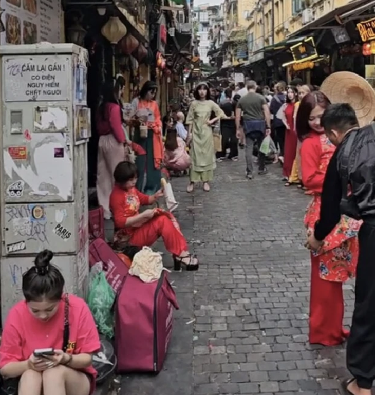 Ở những điểm check-in nổi tiếng, cứ 1m2 lại có chục "cô ba", "mợ tư" với đủ kiểu áo dài xinh xắn (Ảnh: TikTok/thochupkhoanhkhac)