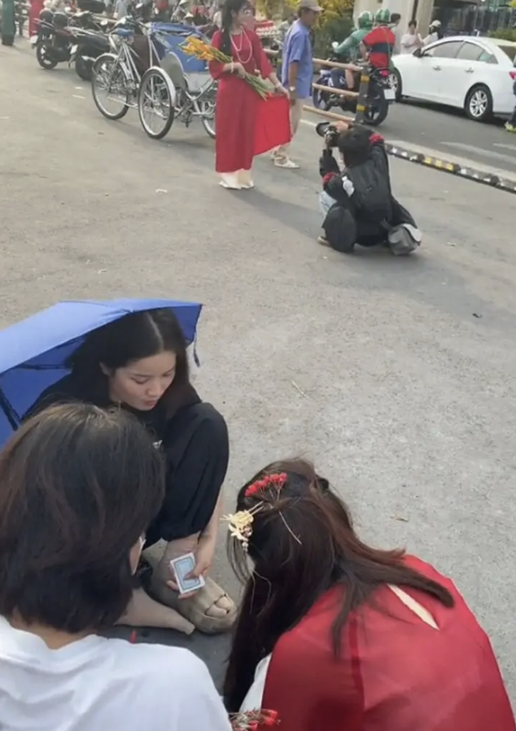 Cứ đợi chờ là sơ hở... đánh bài "giết thời gian" (Ảnh: TikTok/Anh Lee Photo)