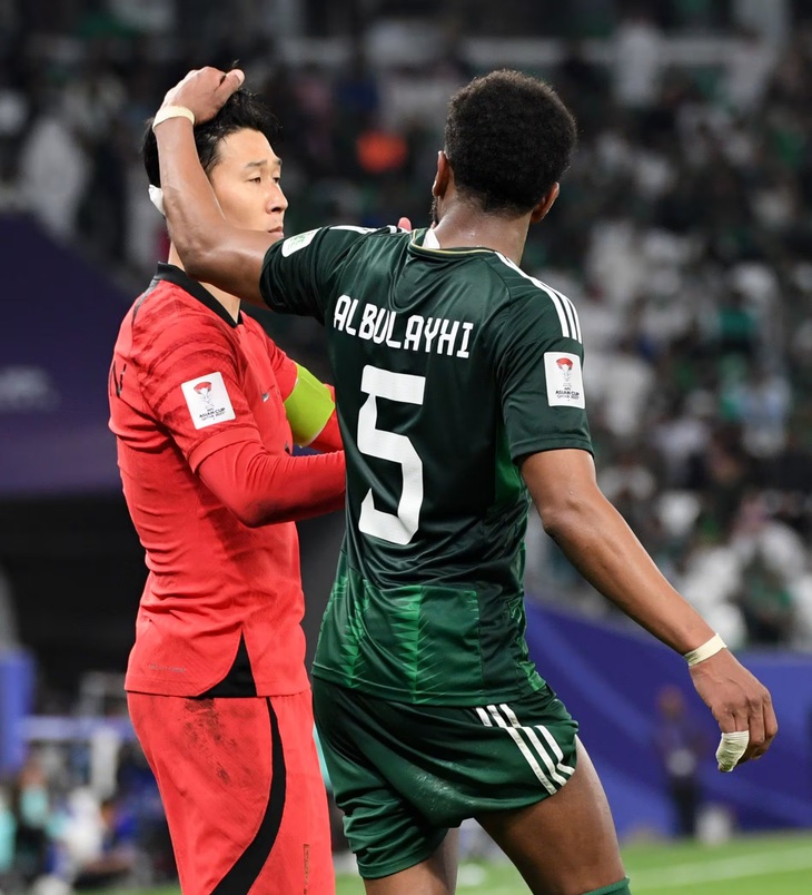 Albulayhi túm tóc Son Heung Min - Ảnh: SPORTS CHOSUN 